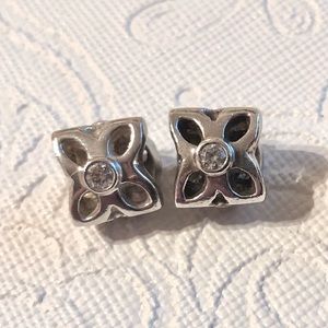 || SOLD || Pandora Moments : Sweet pea charms